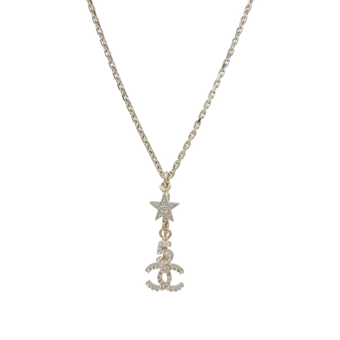 CHANEL CC Gold Tone Metal Necklace with Box: CHANEL CC Gold Tone Metal Necklace with Box A CHANEL CC necklace in gold-tone metal, presented in very good AB condition. The necklace comes with a storage box and features a neck rotation length of 4