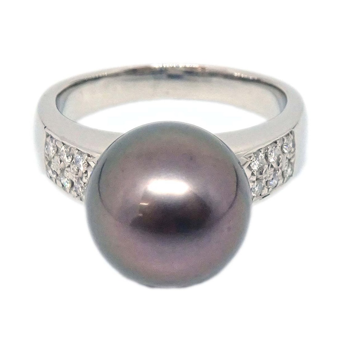 TASAKI Pt900 Pearl Diamond Ring Size 53 Platinum: TASAKI Pt900 Pearl Diamond Ring Size 53 Platinum TASAKI ring in round shape, crafted in Pt900 platinum with a pearl main stone and diamond secondary stone. It is described as vintage and in very good 