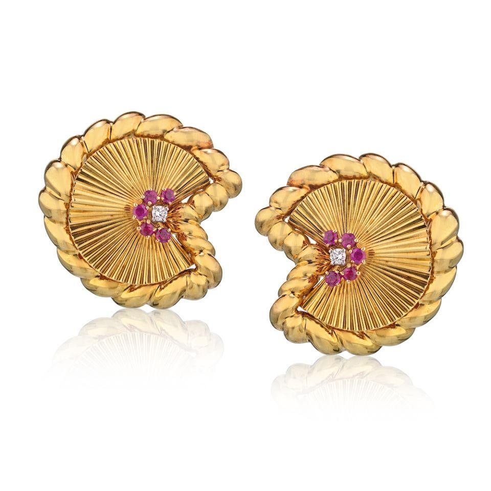 David Webb 18K Yellow Gold Ruby Diamond Clip-On Fan Earrings: David Webb 18K Yellow Gold Ruby Diamond Clip-On Fan Earrings Elevate your jewelry collection with these stunning David Webb 18K Yellow Gold Ruby and Diamond Fan Earrings. Crafted from luxurious 18K ye