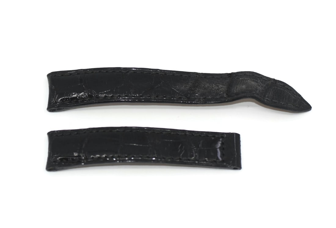 Baume & Mercier 15mm Authentic Black Leather Watch Strap: Baume & Mercier 15mm Authentic Black Leather Watch Strap This Baume & Mercier wristwatch band features a sleek black leather design, perfect for enhancing your timepiece. With a band width of 15 mm, i