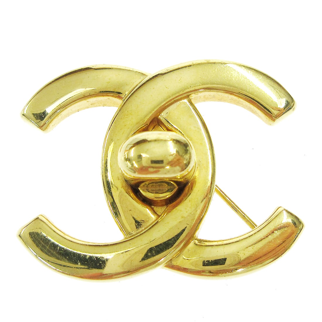 Chanel CC Turnlock Gold Plated Brooch Pin 96P France: Chanel CC Turnlock Gold Plated Brooch Pin 96P France Gold-plated Chanel brooch pin featuring the CC logo with a turnlock motif. Made in France, this large brooch is presented in very good condition wi