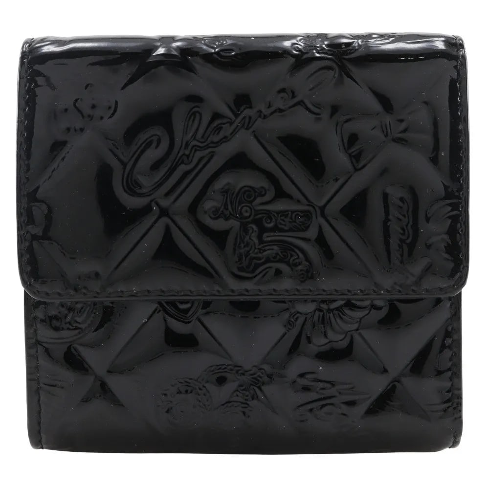 Chanel Bi Fold Wallet Black Patent Leather Quilted: Chanel Bi Fold Wallet Black Patent Leather Quilted This Chanel Bi-Fold Wallet is crafted from black patent leather, designed for female use. It features a quilted exterior and compact dimensions suita