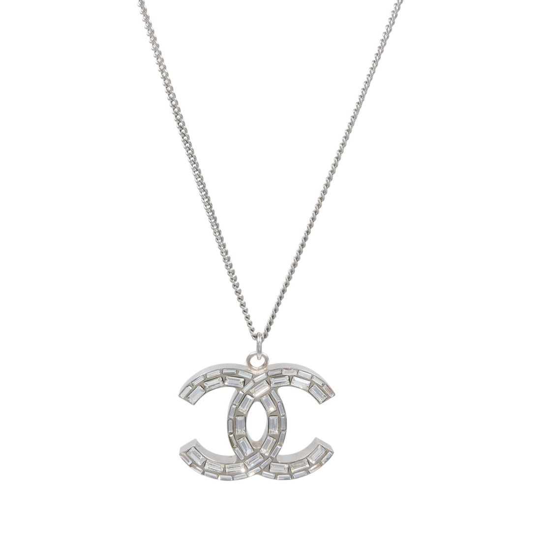 CHANEL 12c CC Silver Tone Metal Necklace with Box: CHANEL 12c CC Silver Tone Metal Necklace with Box CHANEL CC necklace in silver-tone metal, presented with a CC motif and accompanied by a storage box. The item is in very good AB condition and include