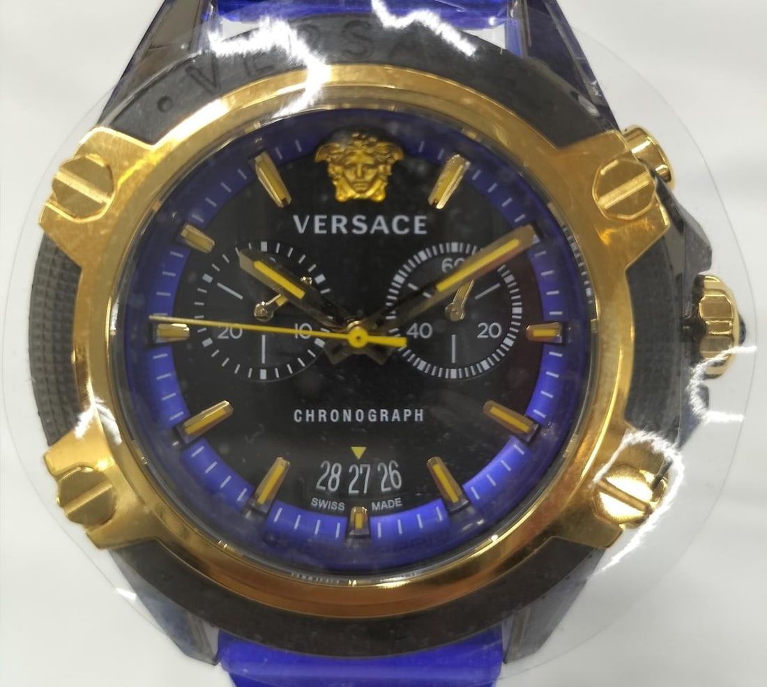 VERSACE VEZ7 Medusa Logo Active Chronograph Men's Wristwatch: VERSACE VEZ7 Medusa Logo Active Chronograph Men's Wristwatch Pre-owned men's VERSACE wristwatch from the Icon Active Chronograph line, featuring the Medusa logo and model number VEZ7. It is a Swiss-ma