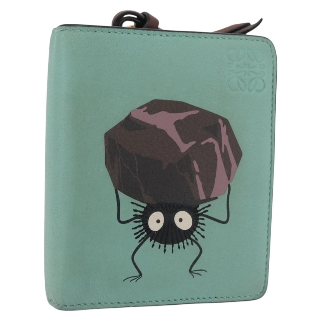 Green Leather Wallet LOEWE Studio Ghibli Suswatari with Box Dust Bag: Green Leather Wallet LOEWE Studio Ghibli Suswatari with Box Dust Bag A LOEWE x Studio Ghibli Suswatari wallet in green and gold leather. It comes with a dust bag and item box, and was made in Spain. C
