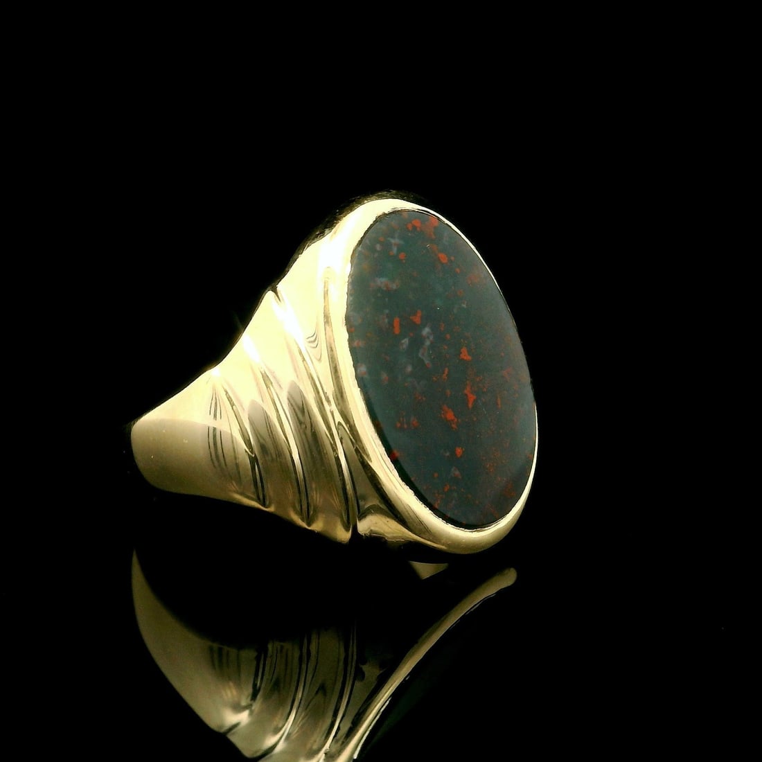 Vintage 10k Yellow Gold Unisex Ring with Oval Bloodstone: Vintage 10k Yellow Gold Unisex Ring with Oval Bloodstone This vintage unisex ring features a polished design with step sides, crafted from solid 10k yellow gold. The centerpiece is a natural genuine b