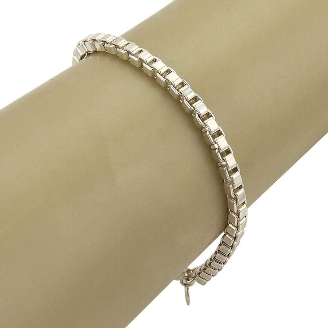 Sterling Silver Box Link Bracelet Tiffany Co Venetian 7.5 in: Sterling Silver Box Link Bracelet Tiffany Co Venetian 7.5 in A pre-owned bracelet crafted in sterling silver with a classic Venetian box link construction. It features clean geometric links and a poli