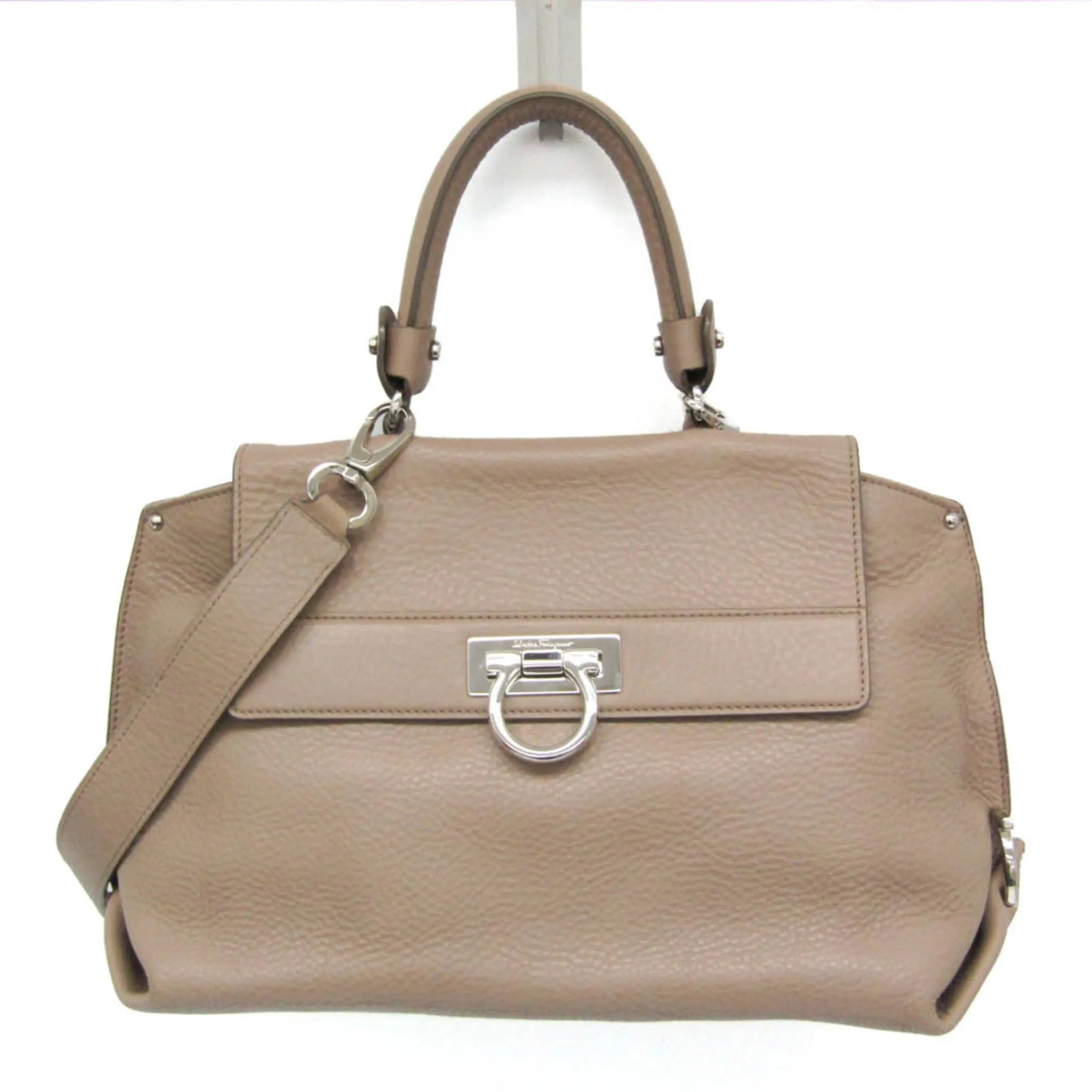 Pink Leather Satchel Salvatore Ferragamo Sofia: Pink Leather Satchel Salvatore Ferragamo Sofia Salvatore Ferragamo Sofia Satchel in pink leather. This women's handbag is made in Italy and remains in good vintage condition with honest wear. The exte
