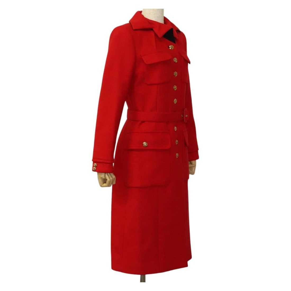 Louis Vuitton Cashmere Red Long Jacket Size 36 for Women: Louis Vuitton Cashmere Red Long Jacket Size 36 for Women This Louis Vuitton women's long coat jacket is crafted from luxurious cashmere in a vibrant red color. Designed in French size 36, it features 