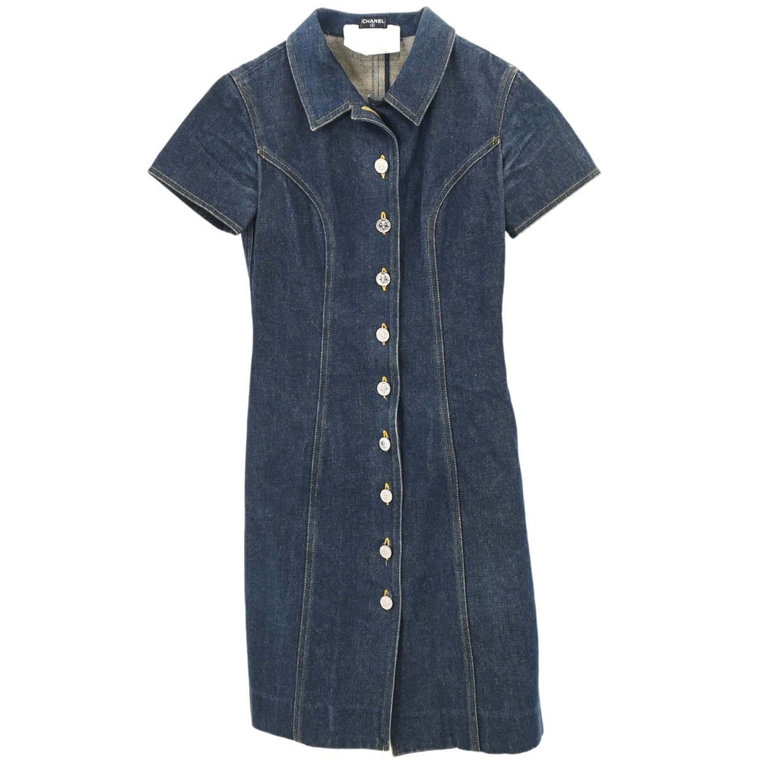 CHANEL sleeveless collared denim dress in navy cotton: CHANEL sleeveless collared denim dress in navy cotton Vintage Chanel denim dress in navy, made in France. It features a sleeveless design, collared neckline, button closure, knee-length cut, and logo 