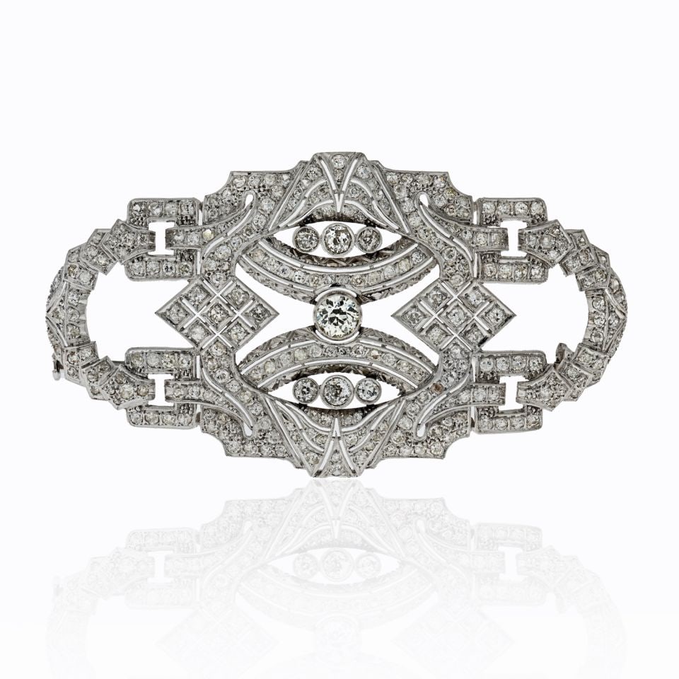 Vintage Art Deco Platinum Brooch 7.00cts Diamond Filigree Design: Vintage Art Deco Platinum Brooch 7.00cts Diamond Filigree Design This exquisite Art Deco brooch showcases a stunning arrangement of 7.00 carats of diamonds set in luxurious platinum. The brooch featur