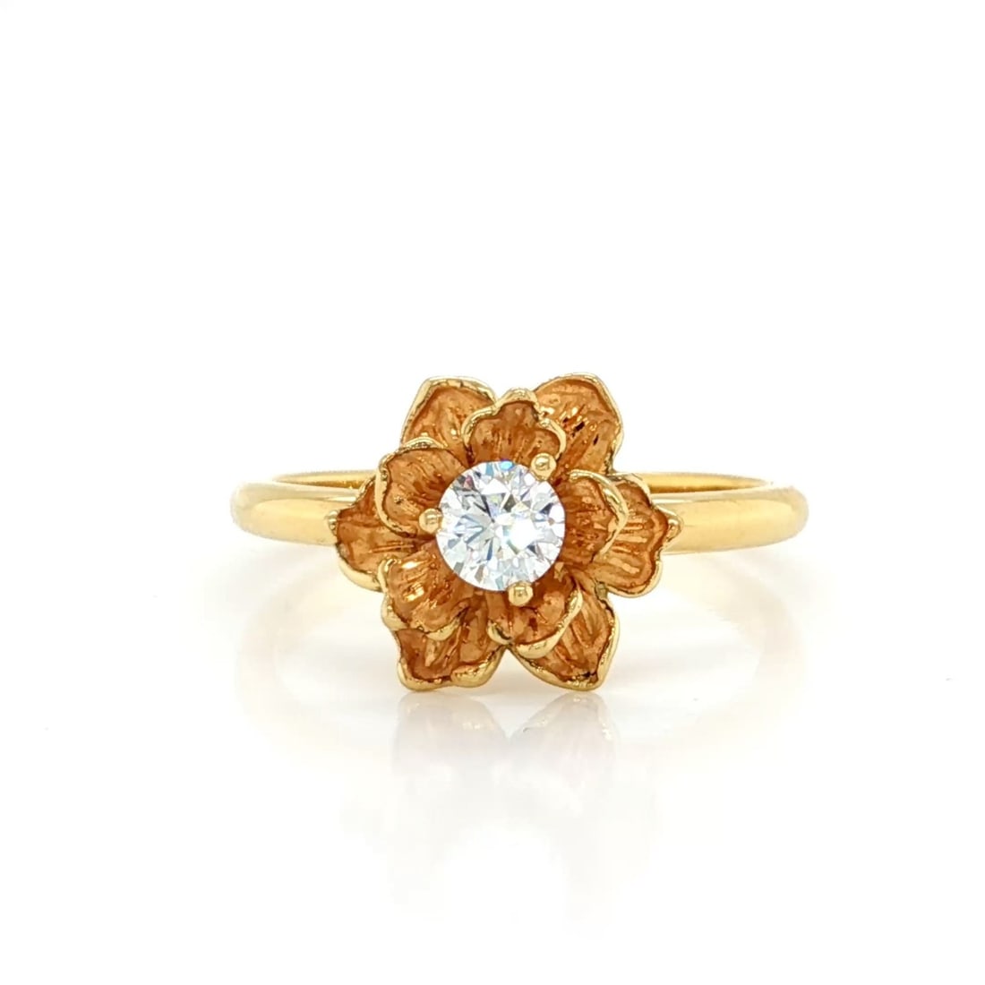 Carrera y Carrera Spinning Floral Ring 18k Gold Diamond Size 6: Carrera y Carrera Spinning Floral Ring 18k Gold Diamond Size 6 A Carrera y Carrera spinning floral ring crafted in 18k yellow gold, featuring a rotating double-tier floral motif with matte gold petals