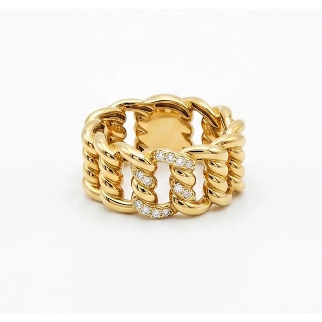 Roberto Coin 18k Yellow Gold Diamond Band Ring Size 7: Roberto Coin 18k Yellow Gold Diamond Band Ring Size 7 This Roberto Coin diamond band ring showcases a wide chain link design in 18k yellow gold, accented with pave-set round brilliant cut natural diam