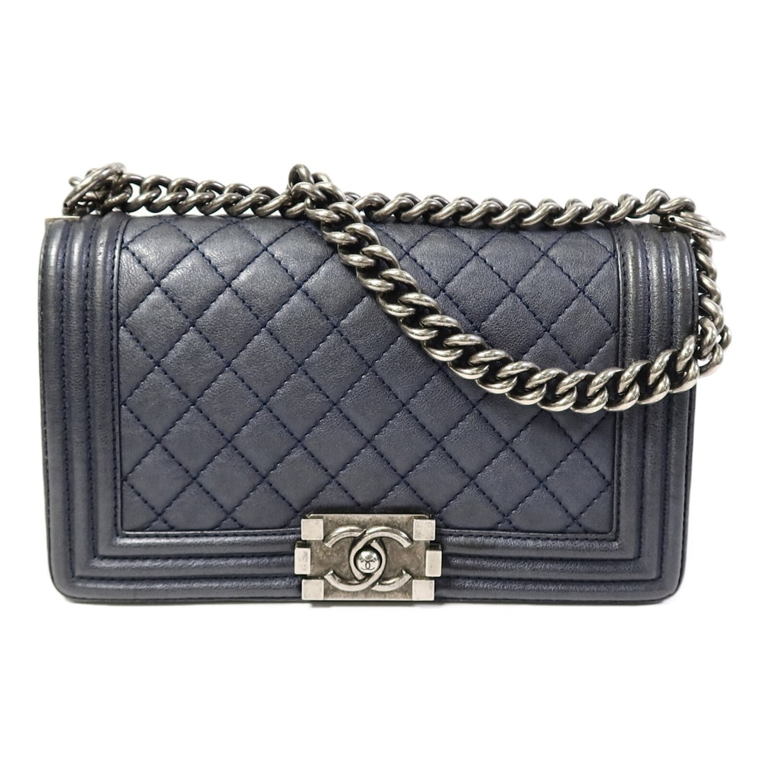 CHANEL A67086 Boy 25 Shoulder Bag Navy Calfskin Chain Strap: CHANEL A67086 Boy 25 Shoulder Bag Navy Calfskin Chain Strap CHANEL CC Boy 25 chain shoulder handbag, model A67086, crafted in navy calfskin (cowhide) leather. It features one inside open pocket and co