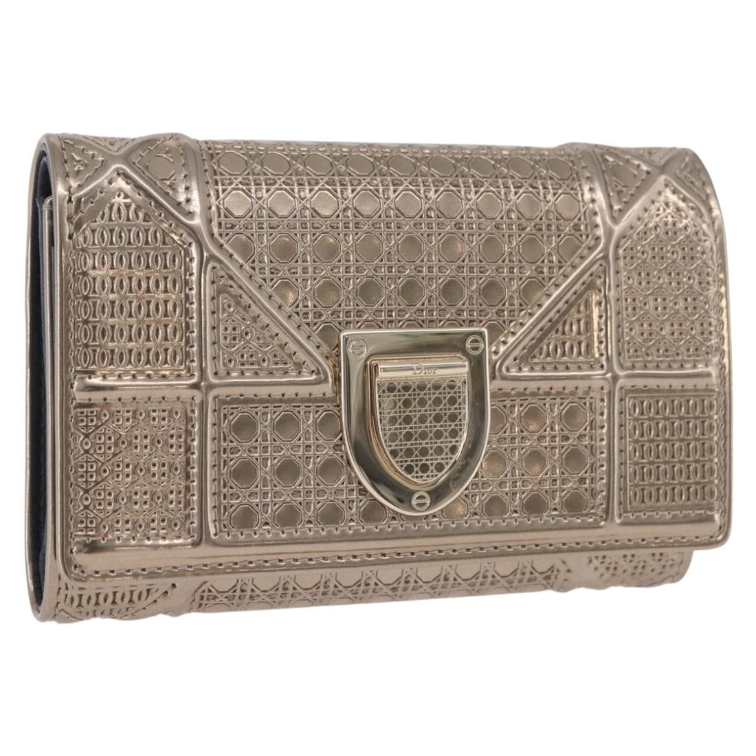 Christian Dior Diorama Leather Wallet in Champagne Gold: Christian Dior Diorama Leather Wallet in Champagne Gold Christian Dior Diorama wallet in leather with a champagne gold color. It is a women's wallet made in Italy and comes with a dust bag. The item i