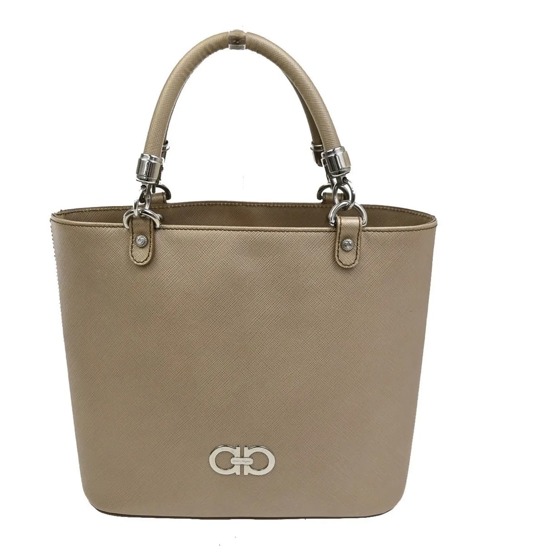 Beige Leather Handbag Salvatore Ferragamo Gancini Italy: Beige Leather Handbag Salvatore Ferragamo Gancini Italy This Salvatore Ferragamo Gancini handbag is crafted from beige leather and designed for women. It features a compact shape measuring 23cm x 20cm