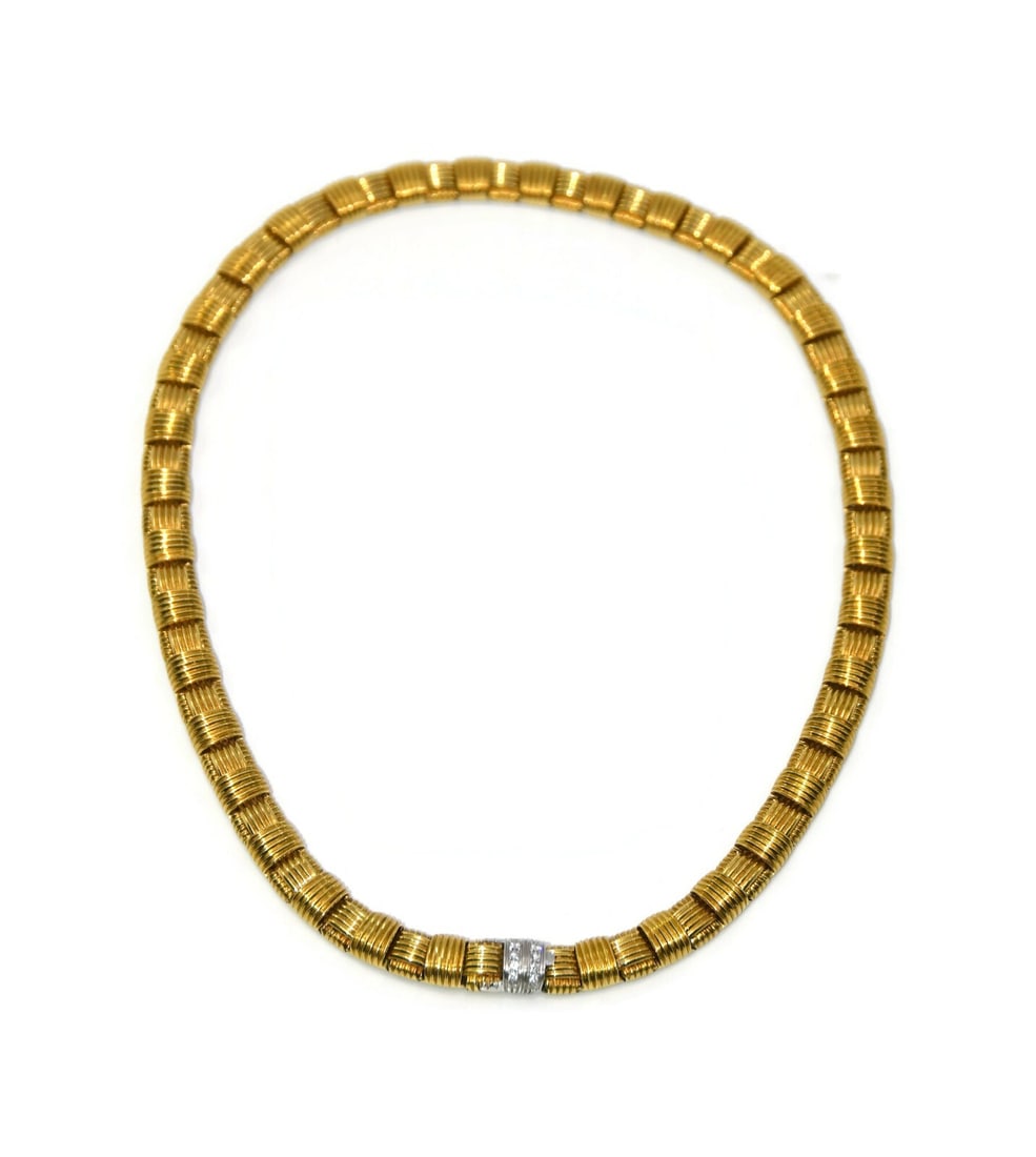 Roberto Coin 18K Yellow Gold Diamond Choker Necklace 77.6g: Roberto Coin 18K Yellow Gold Diamond Choker Necklace 77.6g This exquisite necklace from Roberto Coin features a stunning design crafted in 18K yellow gold, radiating elegance and sophistication. The c