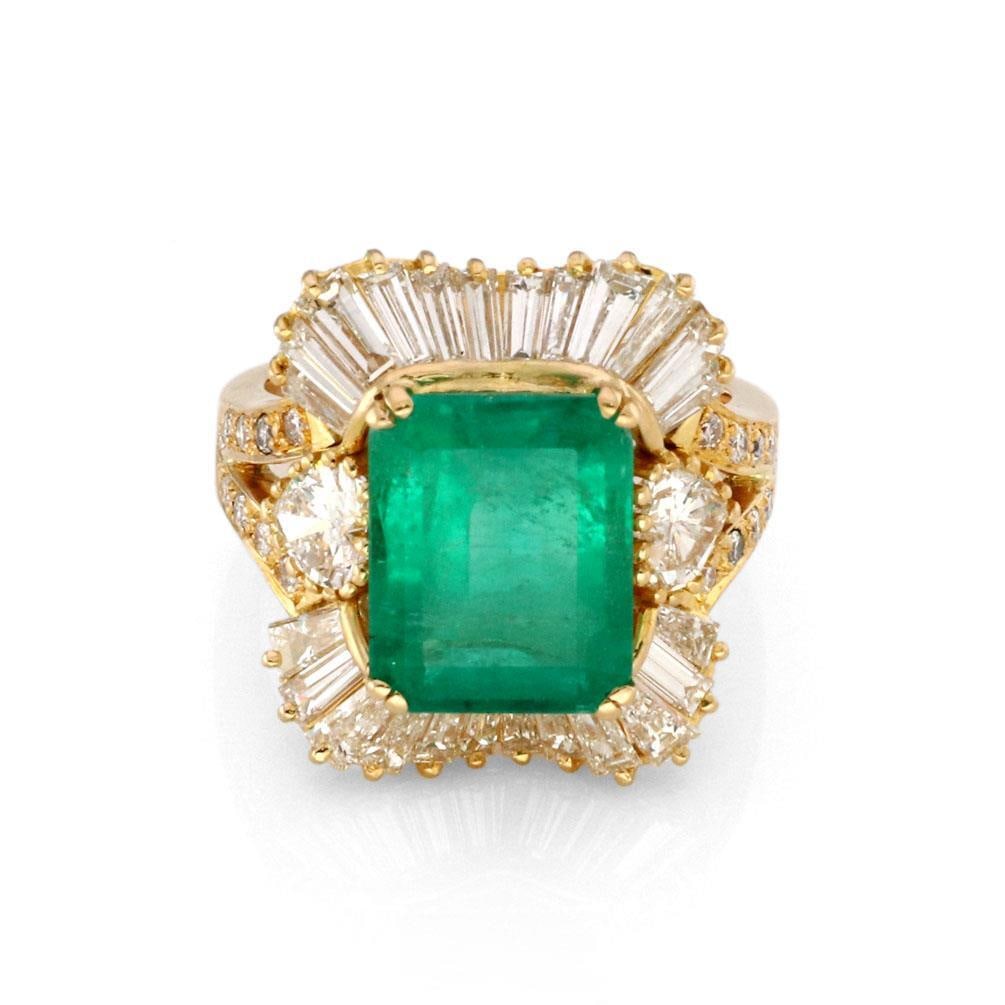 Estate 18k Yellow Gold Diamond Emerald Cocktail Ring Size 6: Estate 18k Yellow Gold Diamond Emerald Cocktail Ring Size 6 This stunning estate cocktail ring is crafted in 18k yellow gold and features a unique wide wave-like skirt design adorned with sparkling ba