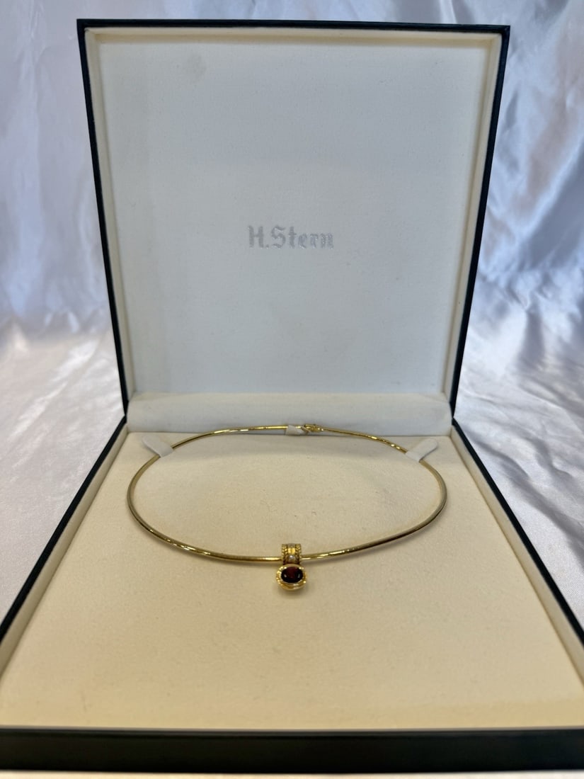 H.Stern 18K Yellow Gold Garnet Diamond Choker Necklace with Box: H.Stern 18K Yellow Gold Garnet Diamond Choker Necklace with Box Discover the elegance of this French H. Stern necklace featuring a stunning combination of 18k yellow gold, garnets, and diamonds. This 