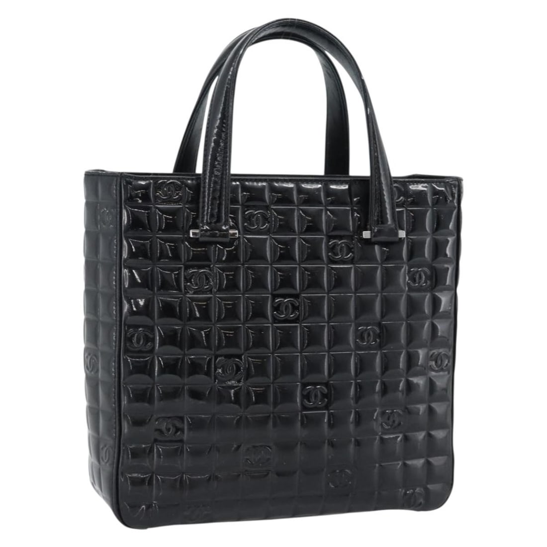 CHANEL Black Patent Leather Hand Bag Silver CC: CHANEL Black Patent Leather Hand Bag Silver CC CHANEL hand bag in black patent leather with silver-tone exterior details, made in Italy. The bag measures approximately 24 cm x 24 cm x 8 cm, with a han