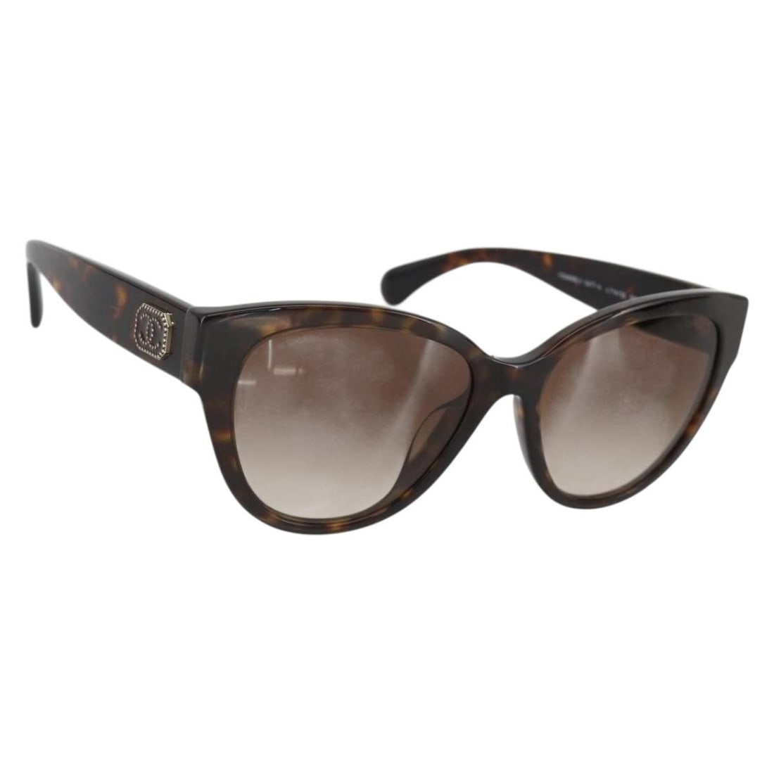 CHANEL CC Brown Plastic Sunglasses with Case: CHANEL CC Brown Plastic Sunglasses with Case CHANEL brown plastic sunglasses made in Italy, offered with a sunglass case. The item is in excellent condition, with no remarkable scratches on the surfac
