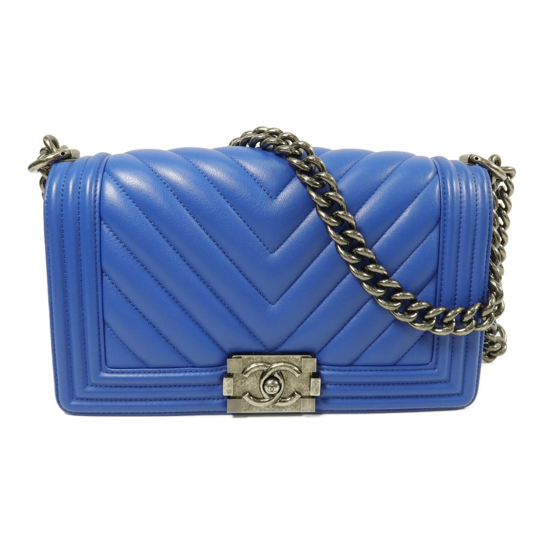 Chanel Boy 25 A67086 Blue Calfskin Chain Shoulder Bag: Chanel Boy 25 A67086 Blue Calfskin Chain Shoulder Bag CHANEL Boy 25 chain shoulder handbag in blue calfskin (cowhide) leather, model A67086. It features a flap pocket and comes with a hologram sticker