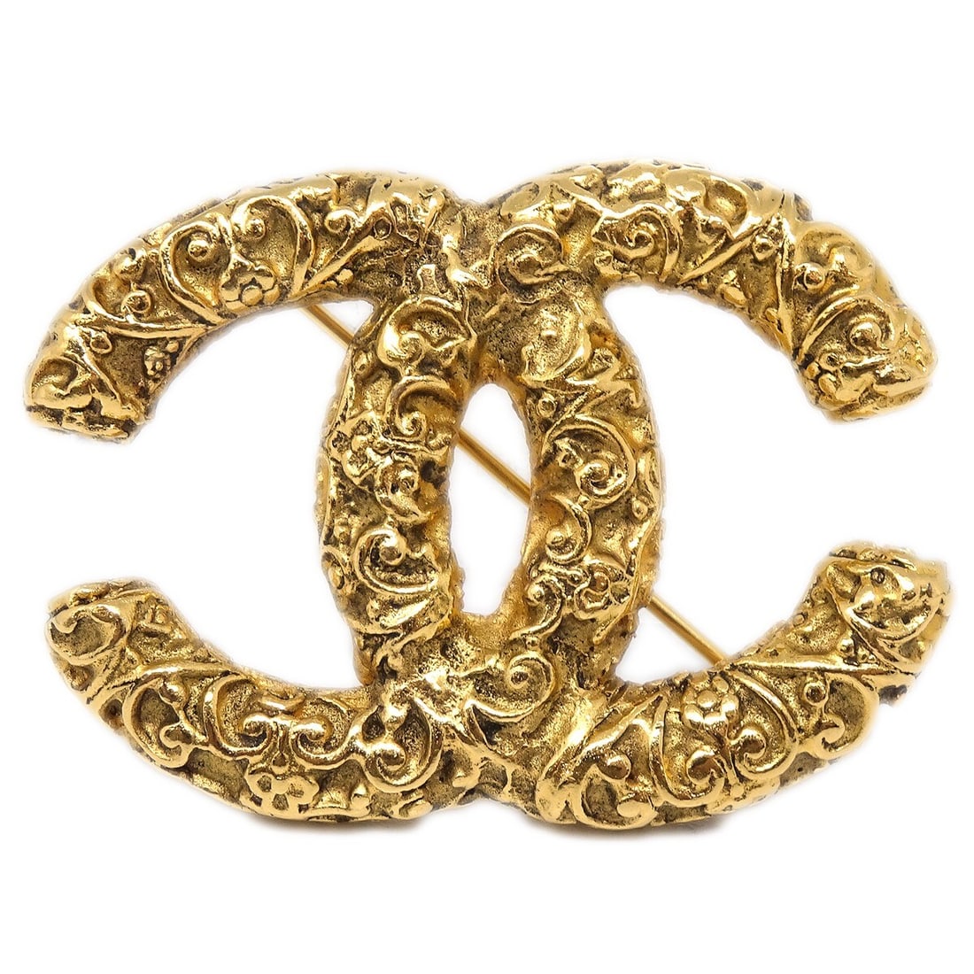 CHANEL CC Gold Plated Brooch Pin 93A France: CHANEL CC Gold Plated Brooch Pin 93A France Vintage Chanel CC brooch pin in gold-plated metal with an ornate double C design. Marked 93A, this piece is made in France and comes with its box. Condition