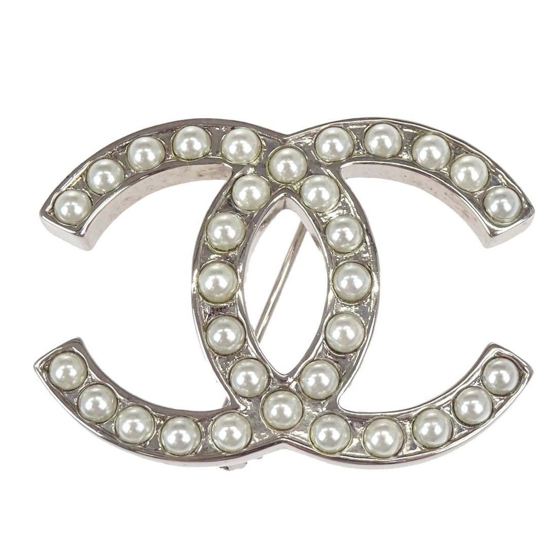 Chanel CC Logo Artificial Pearl Silver Plated Brooch Pin: Chanel CC Logo Artificial Pearl Silver Plated Brooch Pin Chanel CC brooch pin in silver-plated metal with artificial pearl accents. Made in France, this brooch features the iconic CC logo design in si