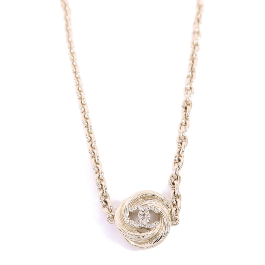 CHANEL CC Silver Tone Metal Necklace France: CHANEL CC Silver Tone Metal Necklace France CHANEL CC necklace in silver metal, designed for women and presented in very good AB condition. It features the CC motif and comes with a storage box. The n
