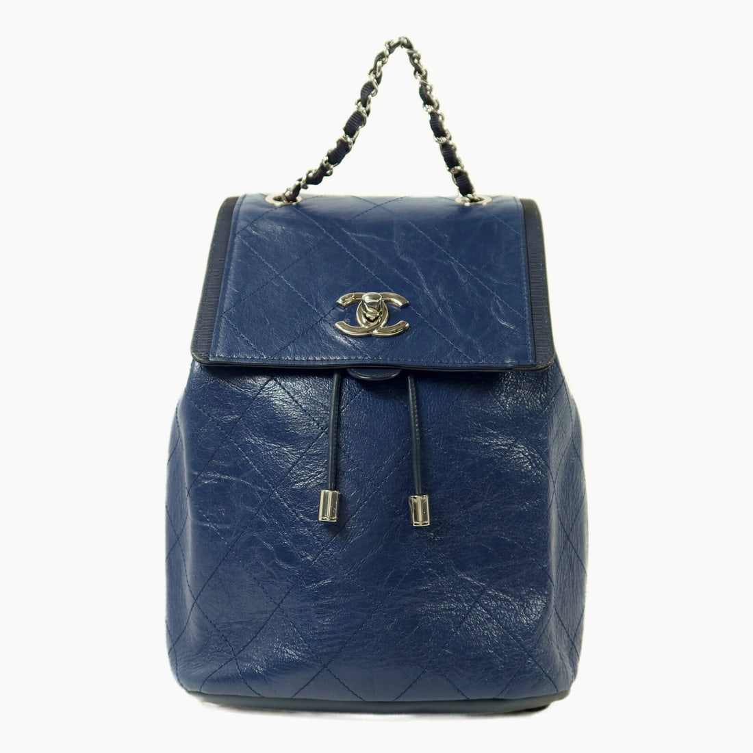 CHANEL CC Blue Calfskin Rucksack Backpack with Chain SHW: CHANEL CC Blue Calfskin Rucksack Backpack with Chain SHW CHANEL CC SHW Chain Backpack in blue calfskin leather, styled as a rucksack backpack for women. It features a turn lock closure, one inside zip