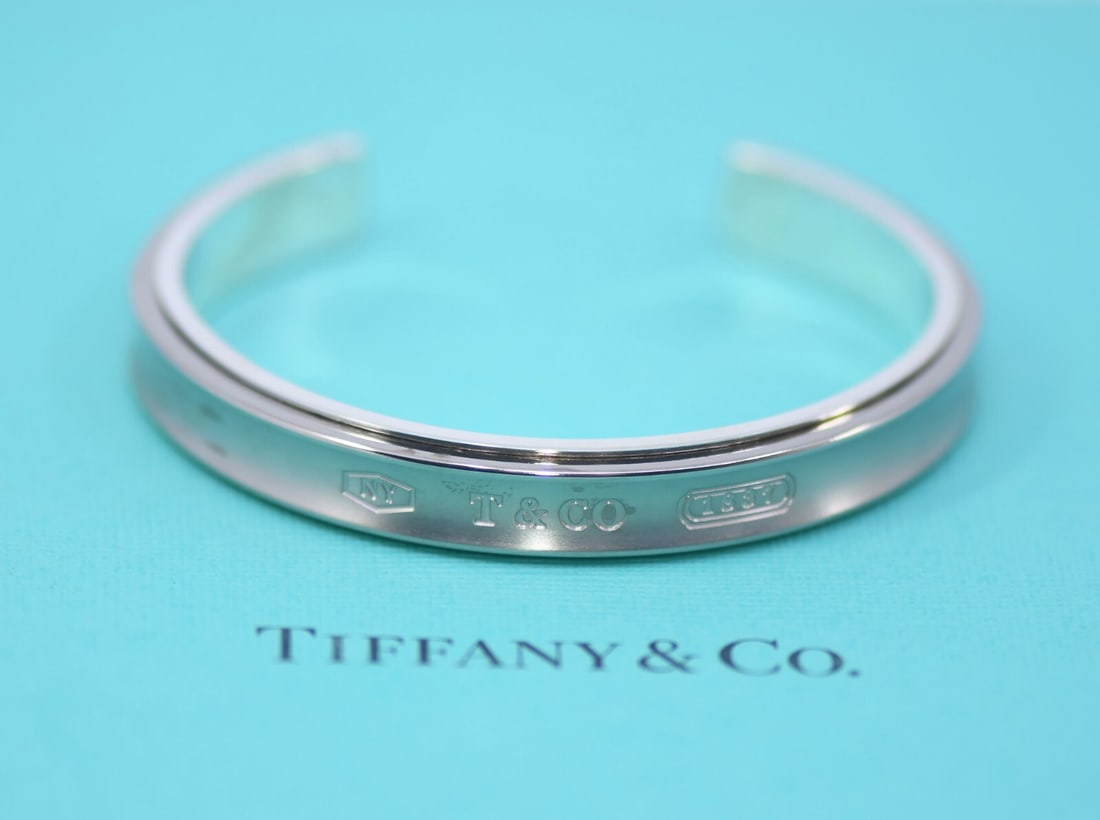 Tiffany & Co Sterling Silver Bangle Bracelet 8.5mm Authentic: Tiffany & Co Sterling Silver Bangle Bracelet 8.5mm Authentic This elegant Tiffany & Co. bangle bracelet is crafted from high-quality sterling silver, featuring a sleek and timeless design. With a widt