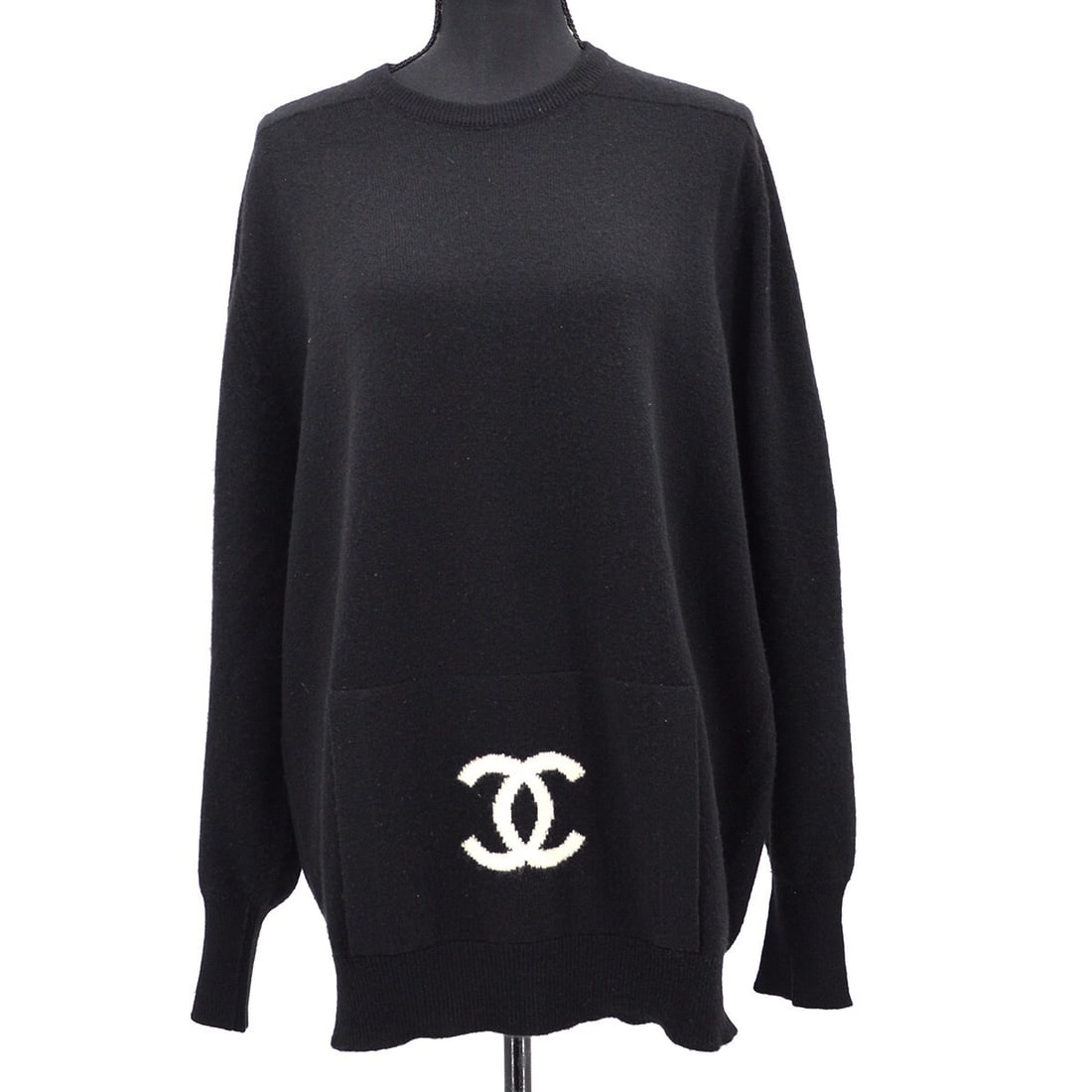 CHANEL 94A cashmere long sleeve dress black size 44: CHANEL 94A cashmere long sleeve dress black size 44 Black Chanel long sleeve dress in 100% cashmere with a long silhouette and one outside pocket. This women's dress is marked size 44 and made in Scot