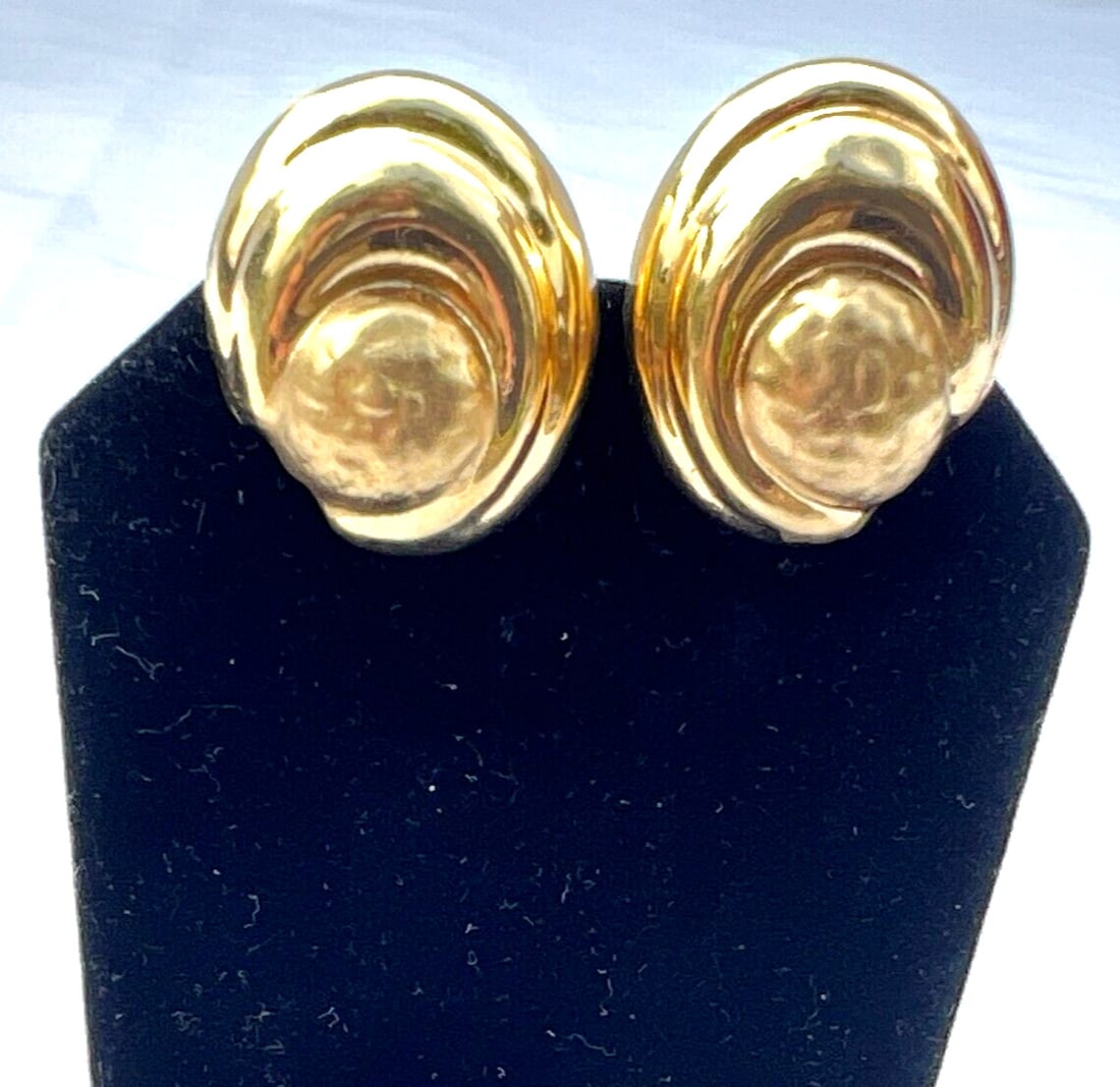 Exquisite French 18K Yellow Gold Clip-On Earrings: Exquisite French 18K Yellow Gold Clip-On Earrings This exquisite pair of French earrings is crafted from 18K yellow gold, showcasing exceptional detail and design. Weighing 13.50 grams, each earring m