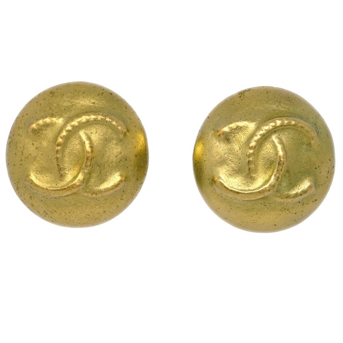 CHANEL 95C Gold Plated Button Clip-On Earrings: CHANEL 95C Gold Plated Button Clip-On Earrings Round Chanel button clip-on earrings in gold-plated metal, made in France. This pair features the classic button style with a gold color finish. The exte