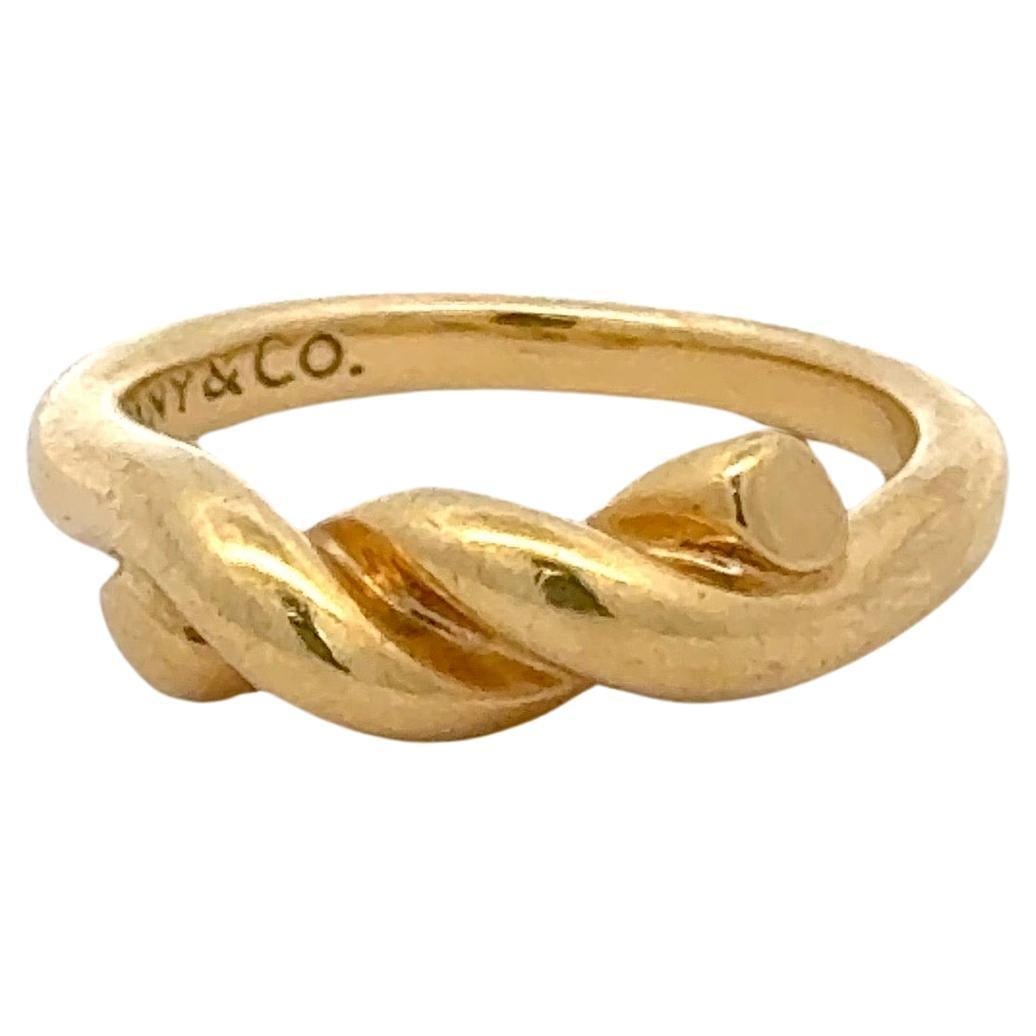 Tiffany & Co Twisted Knot Ring 18K Yellow Gold Contemporary 5 US: Tiffany & Co Twisted Knot Ring 18K Yellow Gold Contemporary 5 US This exquisite Tiffany & Co. ring showcases a beautifully crafted twisted knot design in 18 karat yellow gold, weighing 5.4 grams. The 