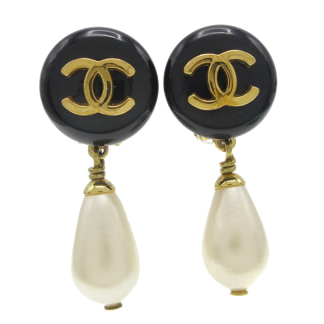 Chanel 95P Clip On Dangle Earrings with Artificial Pearl Black: Chanel 95P Clip On Dangle Earrings with Artificial Pearl Black Pair of Chanel clip-on dangle earrings featuring black and white artificial pearl accents with a gold-plated finish. Marked 95P, these ea