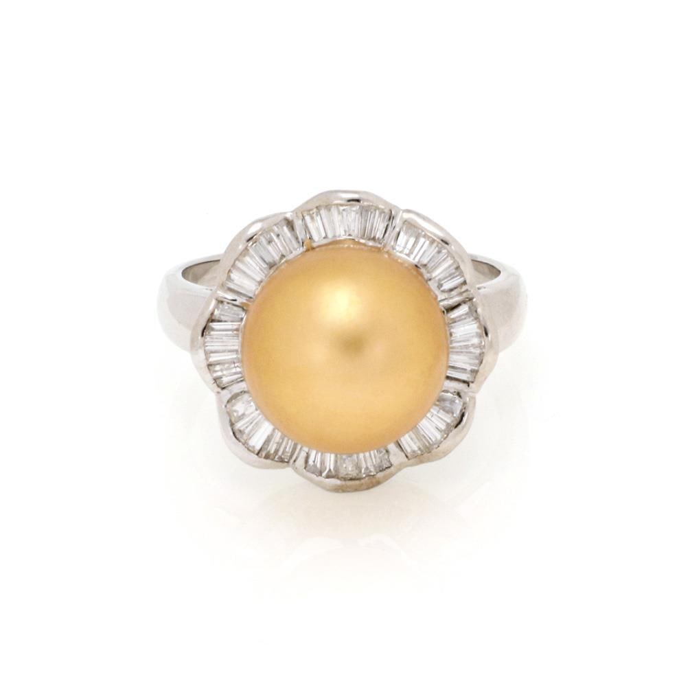Elegant 14k White Gold Ring with 1.50ct Diamonds and 14mm South Sea Pearl: Elegant 14k White Gold Ring with 1.50ct Diamonds and 14mm South Sea Pearl This exquisite ring showcases a stunning 14mm golden South Sea pearl, elegantly framed by a scallop bezel set with baguette di