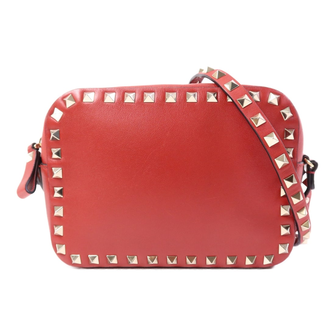 Valentino Garavani Rockstud Red Calfskin Shoulder Bag QW1B0809BOL: Valentino Garavani Rockstud Red Calfskin Shoulder Bag QW1B0809BOL This Valentino Garavani Rockstud crossbody bag is crafted from red calfskin (cowhide) and presented in a shoulder bag style. It featur
