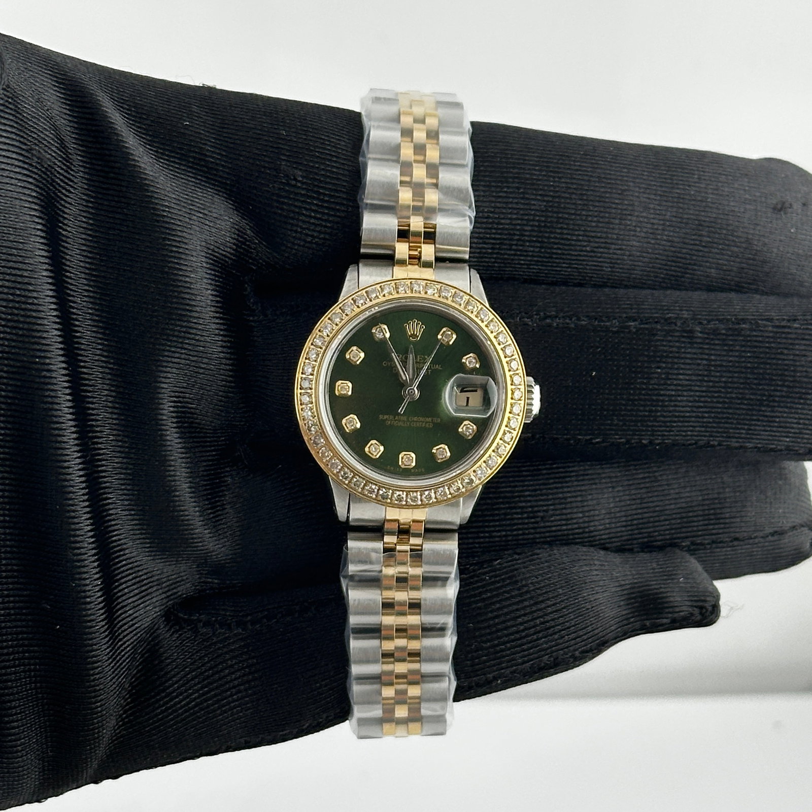 Rolex Ladies Aftermarket Green Diamond Dial Datejust Ref 6916 Jubilee Bracelet Watch: Rolex Ladies Aftermarket Green Diamond Dial Datejust Ref 6916 Jubilee Bracelet Watch This ladies Rolex Datejust features an aftermarket green diamond dial and a pave plated diamond bezel. It is equipp