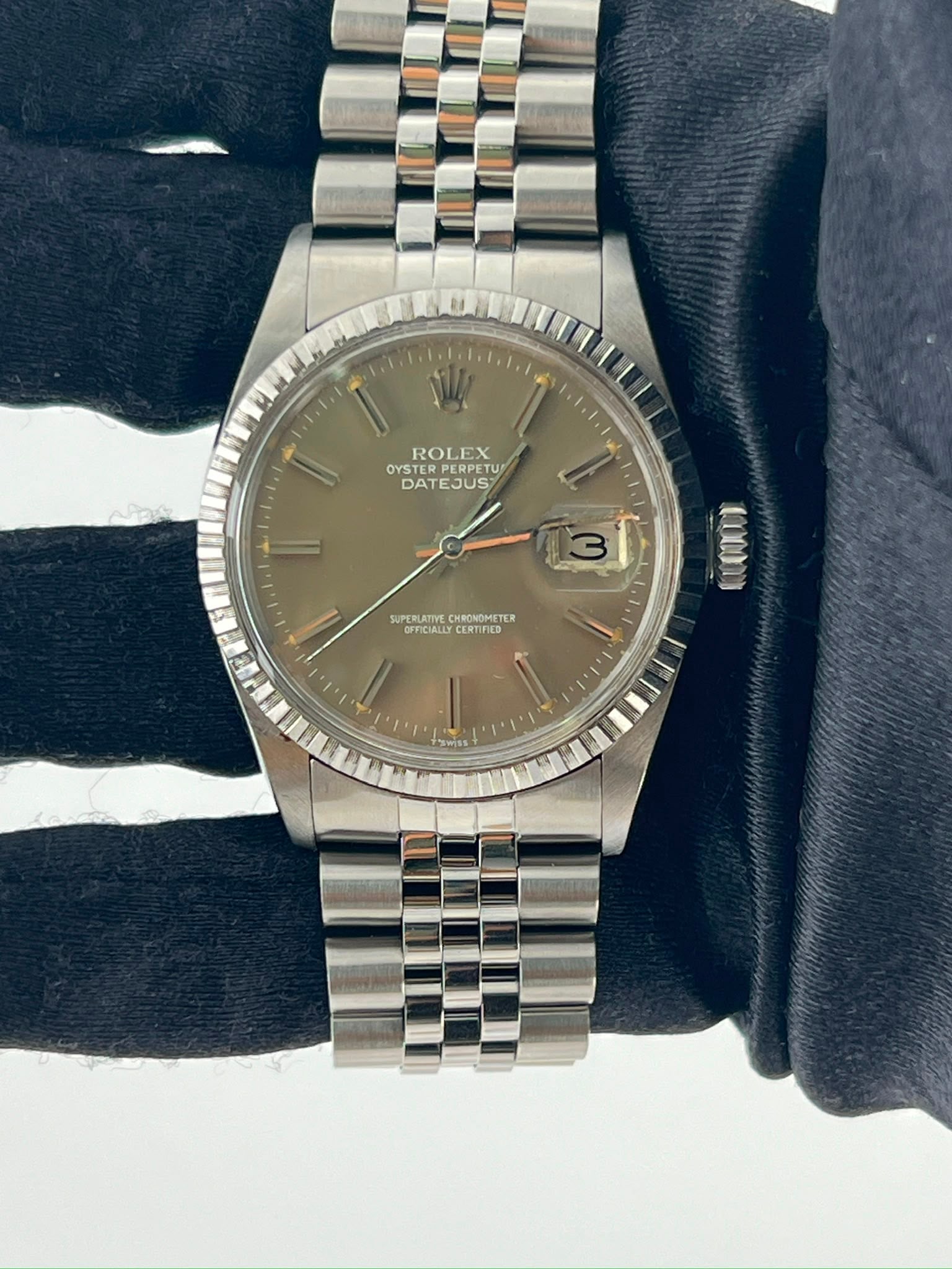 Rolex Datejust 16030 mens watch with grey stick dial Jubilee bracelet: Rolex Datejust 16030 mens watch with grey stick dial Jubilee bracelet This Rolex Datejust features an aftermarket pink palm motif diamond dial, complemented by an engine-turned bezel and a D-Link Jubi