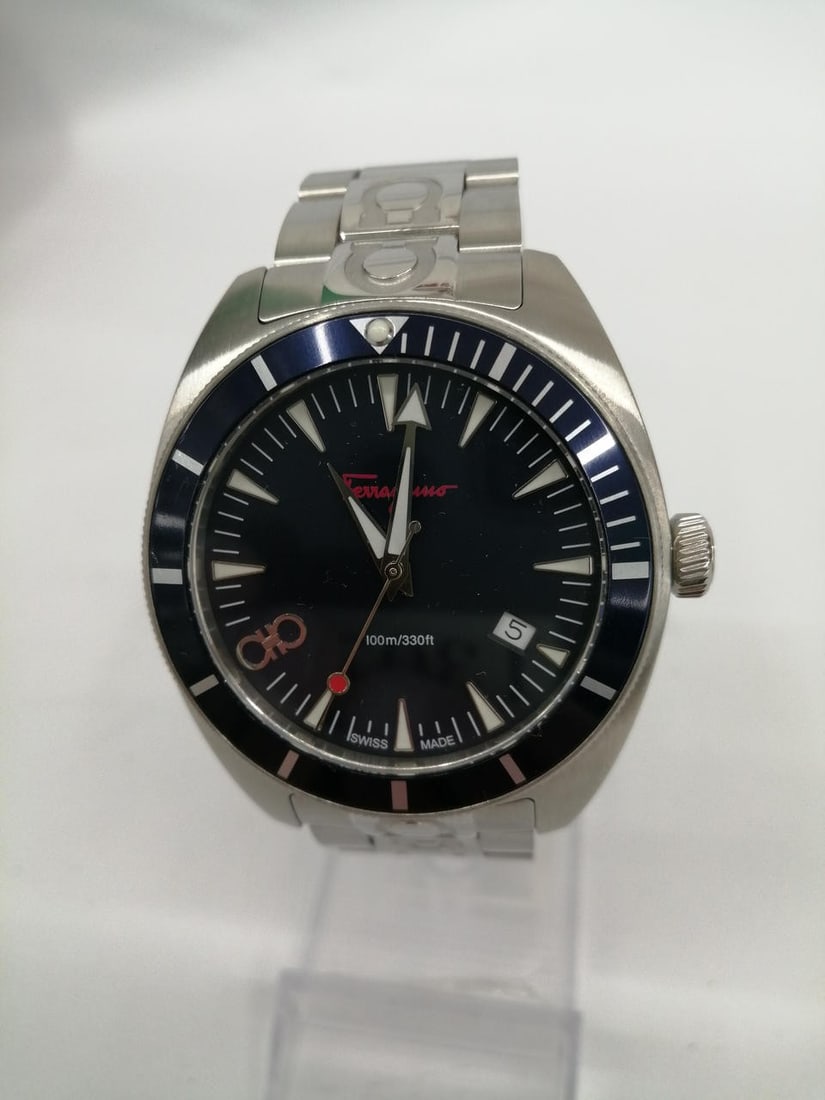 Mens Swiss Quartz Diver Wristwatch Salvatore Ferragamo Experience 211022110078: Mens Swiss Quartz Diver Wristwatch Salvatore Ferragamo Experience 211022110078 Pre-owned men's Salvatore Ferragamo Experience quartz wristwatch, model 211022110078. This Swiss-made diver's watch featu
