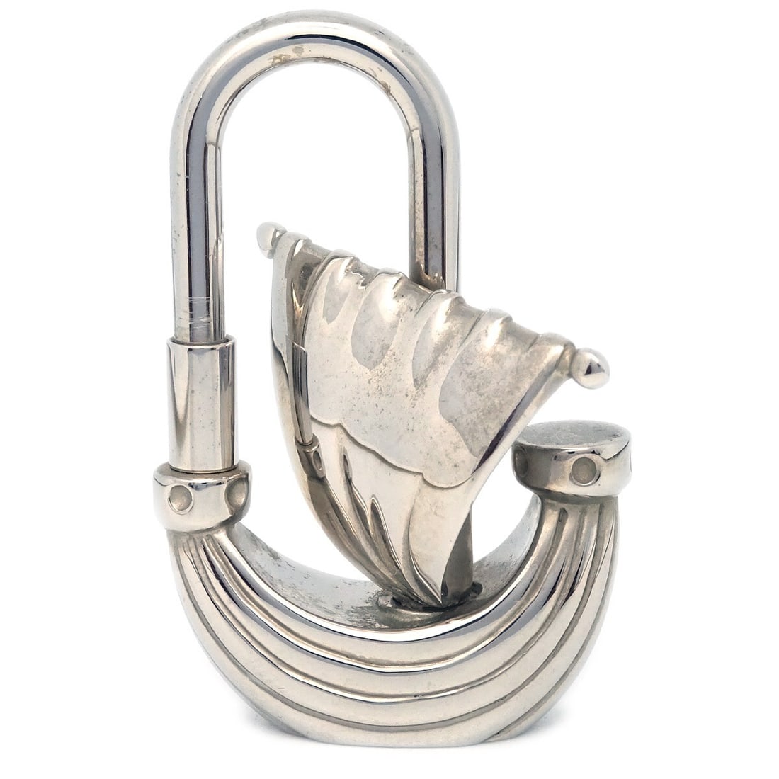 Hermes L Air de Paris Yacht Cadena Silver Plated Charm 2006: Hermes L Air de Paris Yacht Cadena Silver Plated Charm 2006 Vintage Hermes 2006 Limited Edition L' Air de Paris Yacht Cadena lock bag charm in silver-plated metal. This unisex charm is made in France 