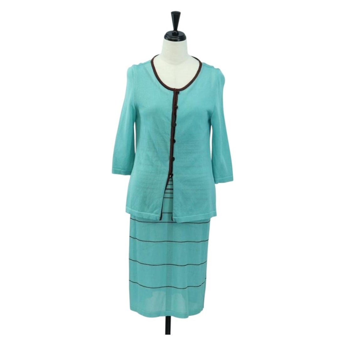 Balenciaga light blue rayon women s jacket Japan: Balenciaga light blue rayon women s jacket Japan This Balenciaga set features a one-piece dress and a matching jacket in a light blue rayon fabric. The jacket is designed for women and offers a stylis