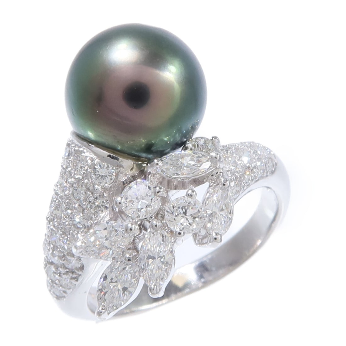 18K White Gold Pearl Diamond Ring Size 7 Green Clear: 18K White Gold Pearl Diamond Ring Size 7 Green Clear Pearl and diamond ring in 18K white gold, presented in US size 7. The ring features a green and clear color combination, with a pearl and diamond m