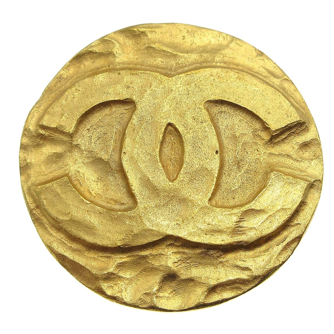 Chanel CC Logo Round Gold Plated Medallion Brooch 94P: Chanel CC Logo Round Gold Plated Medallion Brooch 94P Vintage Chanel round medallion brooch pin in gold-plated metal with the CC logo motif. Marked 94P and made in France, this piece is presented in v
