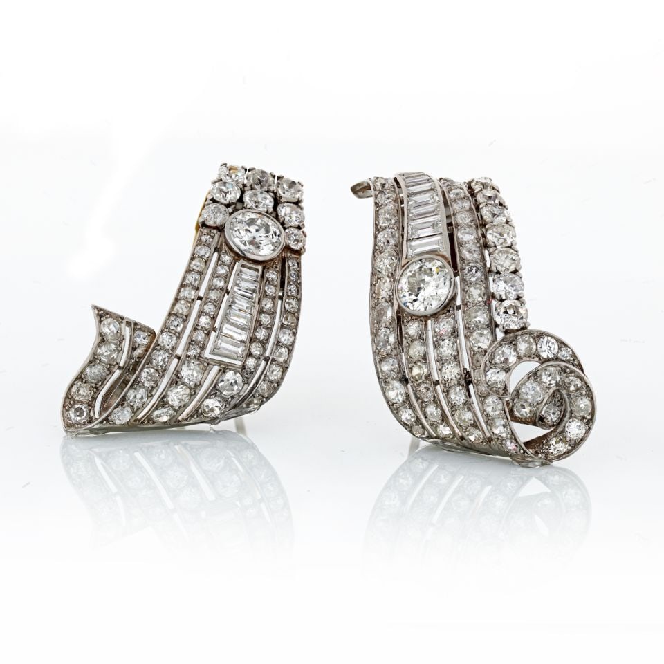 Art Deco Platinum Yellow Gold Brooch with 10.50cttw Diamonds: Art Deco Platinum Yellow Gold Brooch with 10.50cttw Diamonds This exquisite Art Deco brooch features a stunning design crafted from platinum and yellow gold. Weighing 29.1 grams, it is adorned with a 