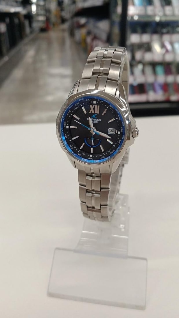 CASIO OCW-S340 OCEANUS Manta titanium ladies wristwatch blue bezel: CASIO OCW-S340 OCEANUS Manta titanium ladies wristwatch blue bezel Ladies' CASIO OCEANUS Manta series wristwatch with a blue bezel and titanium case. This pre-owned model features radio wave reception
