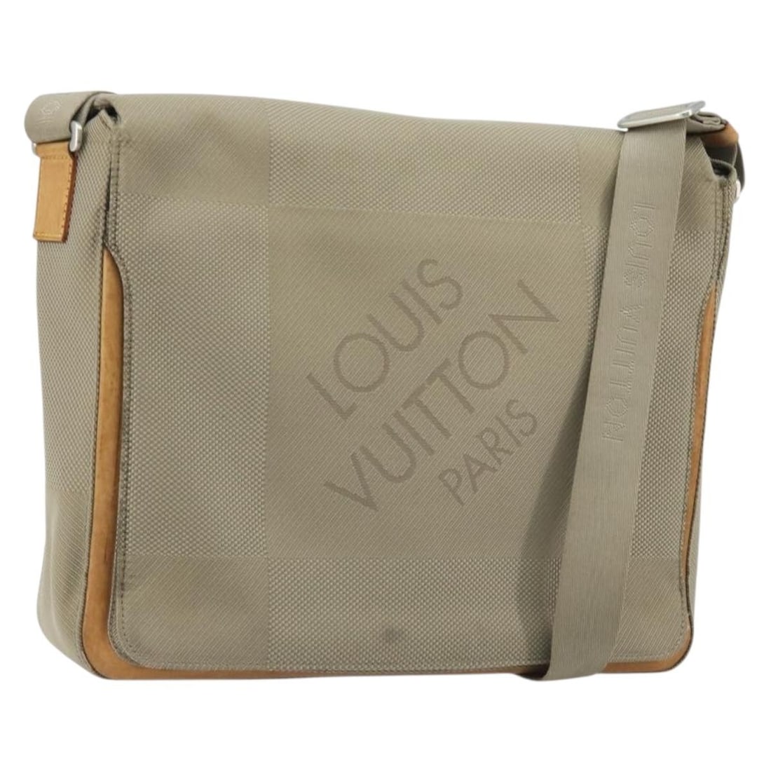 Louis Vuitton M93031 Damier Geant Terre Domble Shoulder Messenger Bag: Louis Vuitton M93031 Damier Geant Terre Domble Shoulder Messenger Bag Louis Vuitton Damier Geant Messager shoulder bag in Terre Domble, made in France from Damier Geant canvas. The bag has a shoulder 