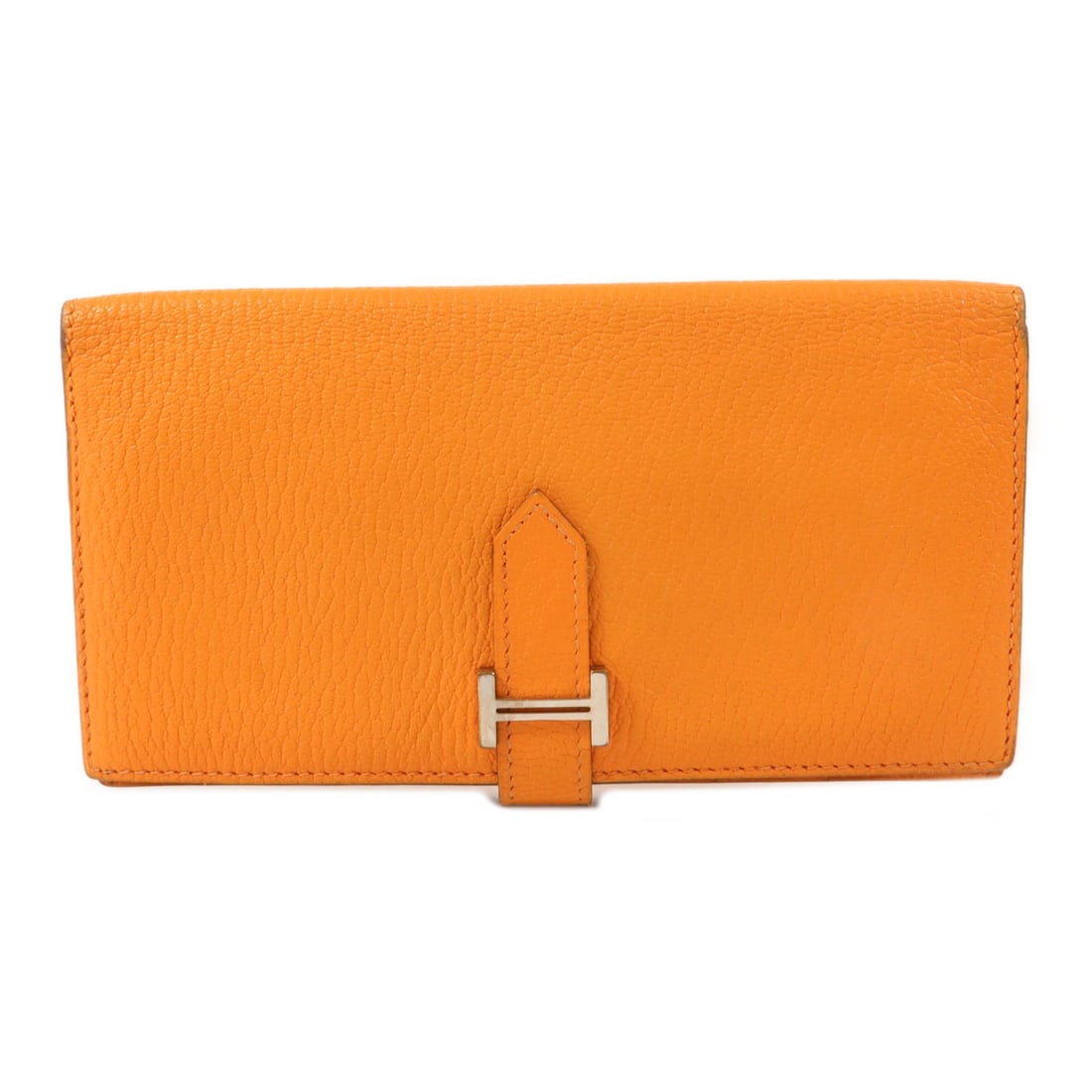 Hermes Bearn long wallet in apricot Chevre goatskin with PHW: Hermes Bearn long wallet in apricot Chevre goatskin with PHW Hermes PHW Bearn Long Wallet in apricot Chevre leather. This long wallet features a belt hardware closure, multiple card slots, and a coin 
