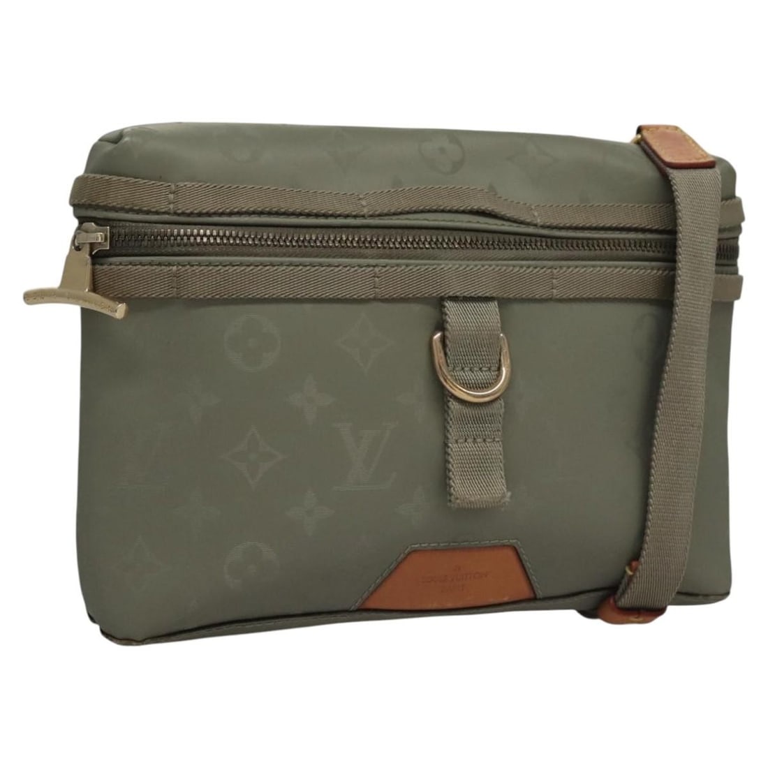 Louis Vuitton M43889 Monogram Canvas Shoulder Bag Gray: Louis Vuitton M43889 Monogram Canvas Shoulder Bag Gray Louis Vuitton Monogram Titanium Messenger PM bag in gray monogram canvas. This shoulder bag is made in Italy and features a compact profile with 